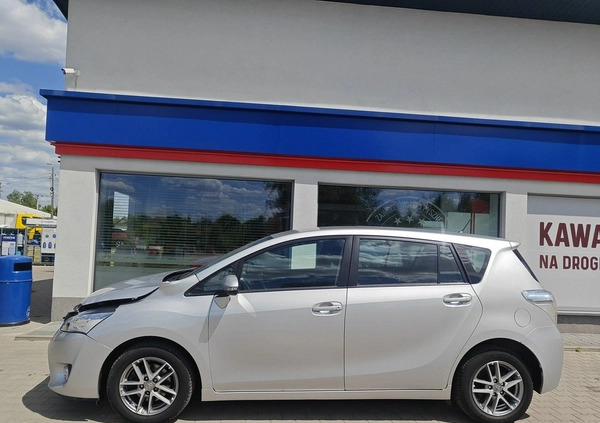 Toyota Verso cena 17900 przebieg: 134940, rok produkcji 2015 z Karczew małe 137